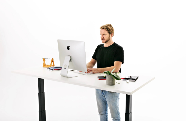 افزایش بهره‌وری با میز کامپیوتر تنظیم ارتفاع و صندلی ارگونومیک | بررسی علمی میز برقی و به‌نشین ارتوپدی