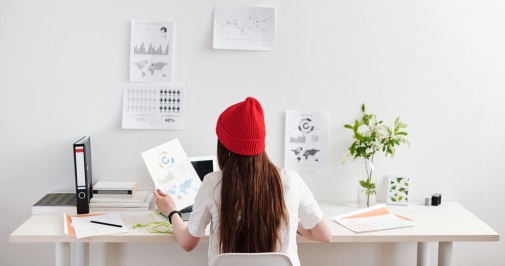 راهنمای جامع انتخاب میز ایستاده(Standing Desk) برای فریلنسرها و دورکارها